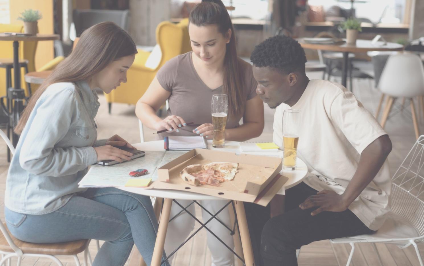 Équipe de formateurs toravianquelo travaillant sur le développement de nouveaux contenus pédagogiques